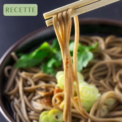 Le soba bowl avec champignons, poivrons rôtis et sauce chili